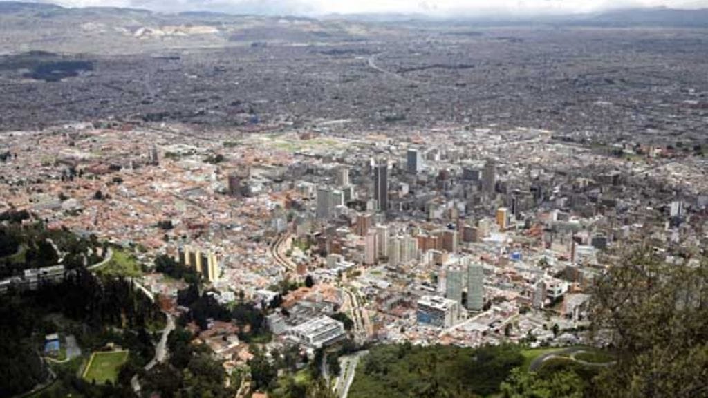 Kolumbian pääkaupunki Bogota Monserrate-vuorelta kuvattuna.