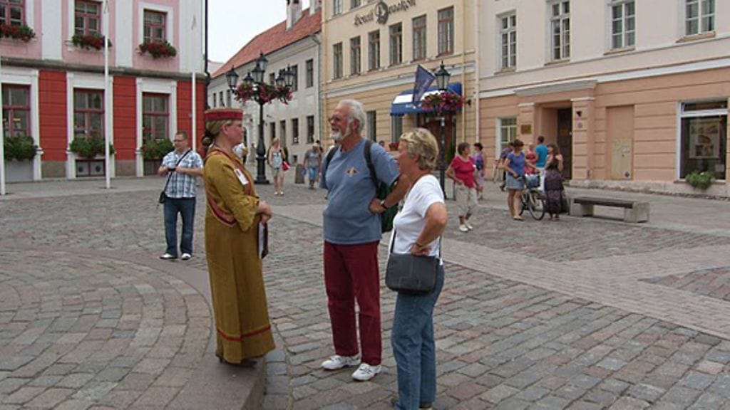 Matkaopas Elina Aro opastaa matkailijoita tutustumaan Tarton tarjoamaan kulttuuriin.