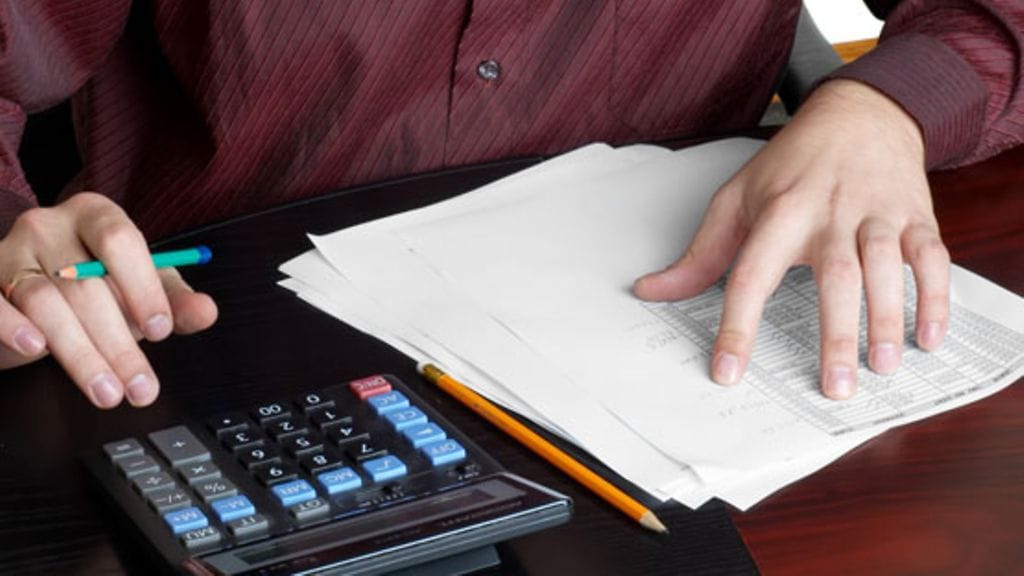 Oma talouden hallinta ei vaadi suuria investointeja: voit aloittaa kirjaamalla menoja yksinkertaiseen vihkoon.