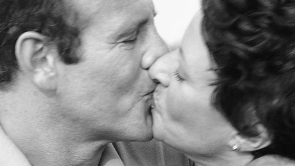 Virpillä ja Veikolla on molemmilla ollut omia iän tuomia ongelmia. Kuvituskuva. Kuvan henkilöt eivät liity juttuun.