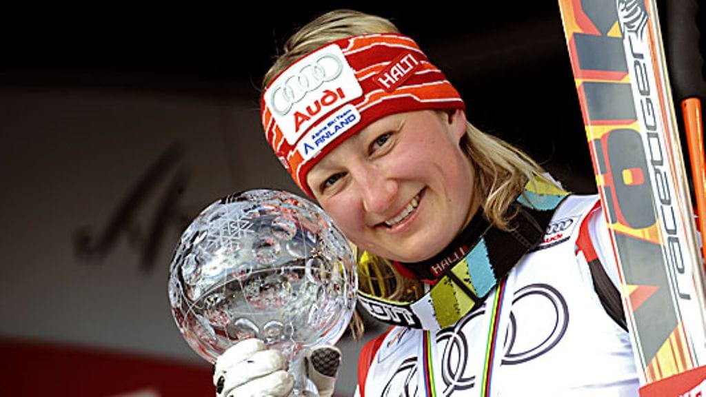 Tanja Poutiainen ja kristallipallo. Kuva: Agence Zoom/GETTY.