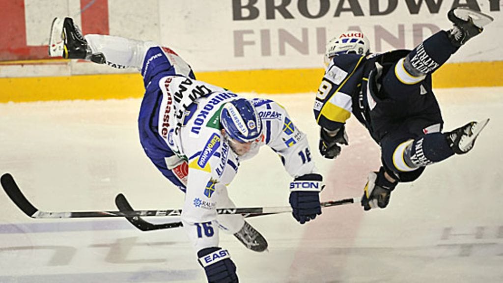 Lukon Aleksei Sirokov ja Bluesin Roope Talaja lennossa jääkiekon SM-liigan ottelussa