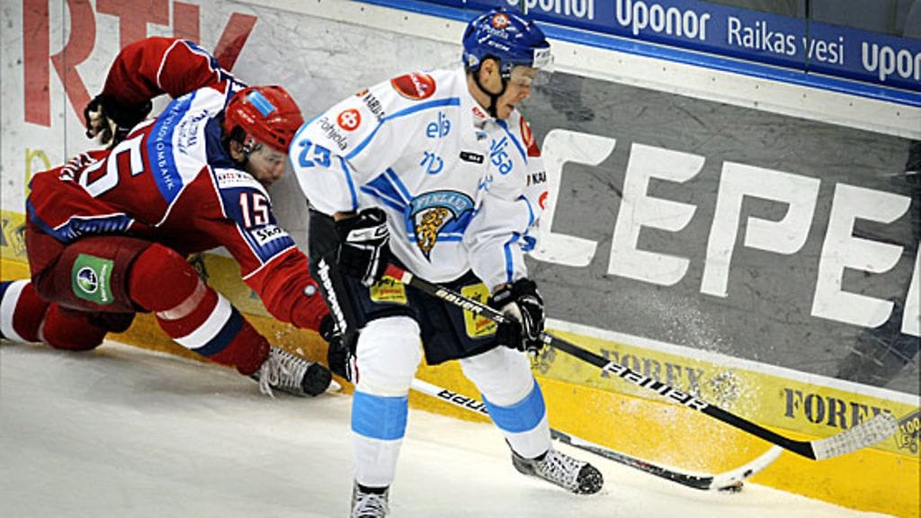 Ville Uusitalo ottaa kiekon, kun Aleksandr Svitov konttaa.
