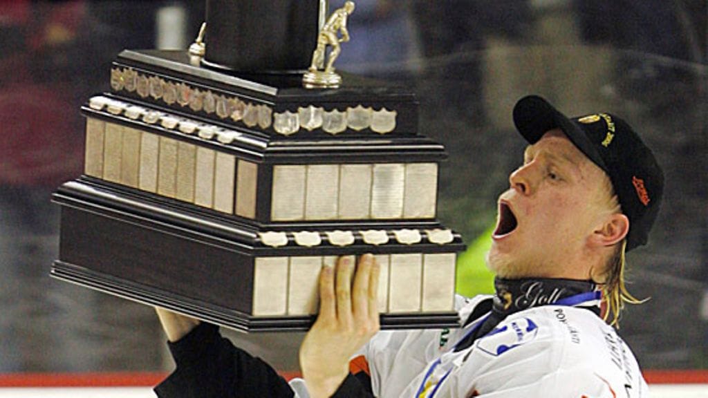 Jyrki Louhi nosti Kanada-maljan 2006 HPK:n vt. kapteenina, kuva: Timo Jaakonaho / Lehtikuva