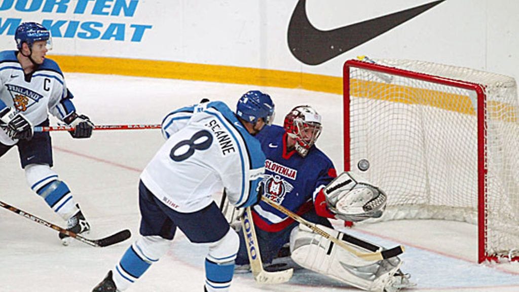 Saku Koivu ja Teemu Selänne Slovenian maalilla Tampereella 2003. Kuva: Sari Gustafsson/LEHTIKUVA.