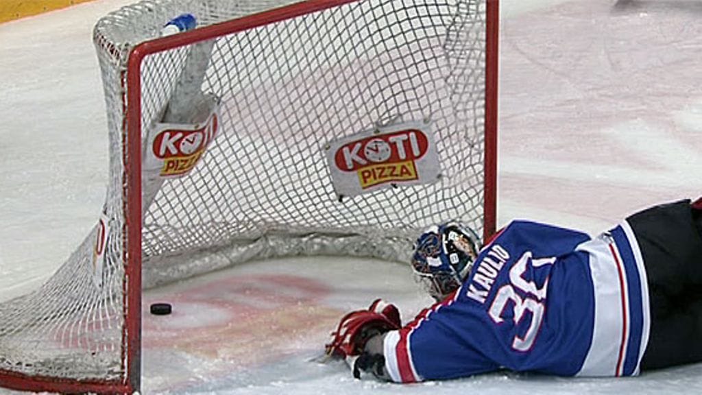 Kiekkoa kaivetaan D Teamin maalista. Kuva: MTV3.