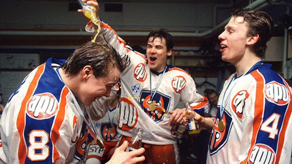 Teppo Numminen ja Janne Ojanen Tapparan mestaruusjuhlissa 1988, kuva: Ilkka Ranta/Lehtikuva