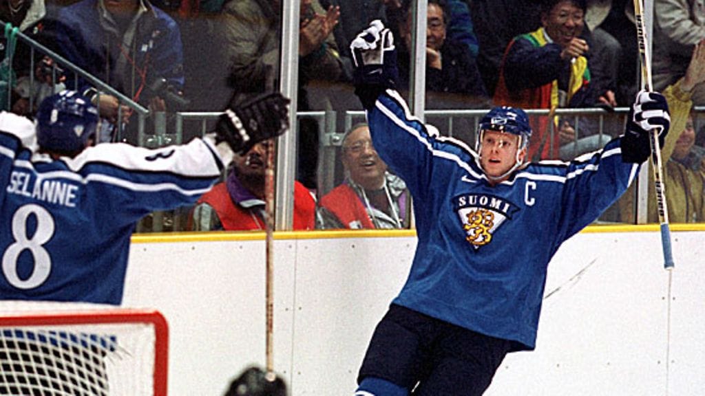 Teemu Selänne ja Saku Koivu tuulettavat Norjan MM-kisoissa. Kuva: Tor Wennström/LEHTIKUVA.