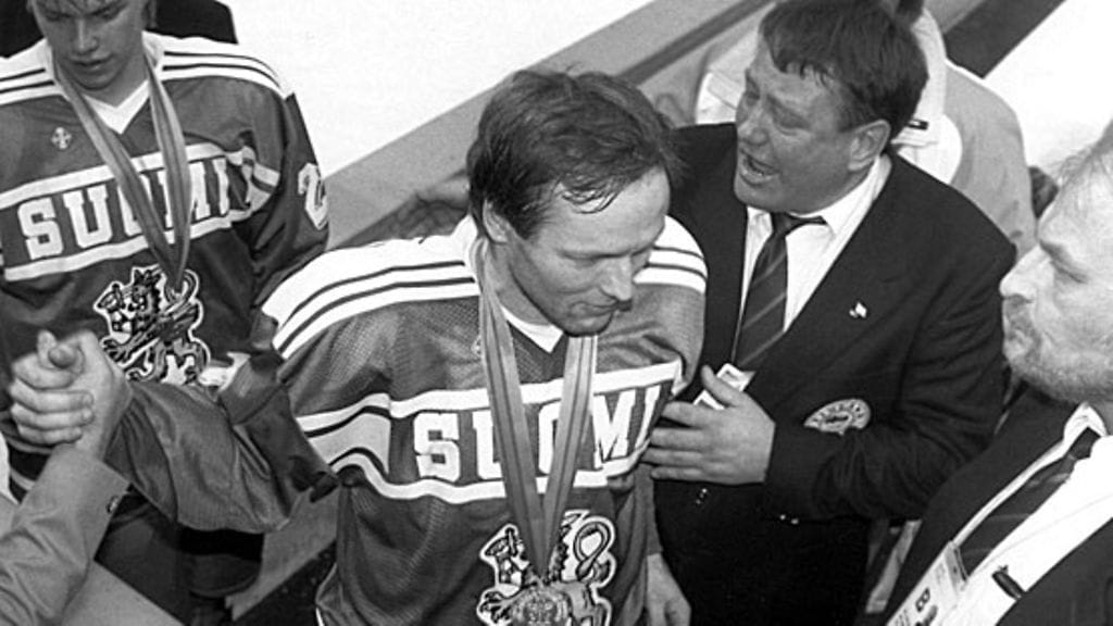 Erkki Laine poistuu Calgaryn olympiakaukalosta hopeaa kaulassaan. Kuva: Martti Kainulainen/LEHTIKUVA.