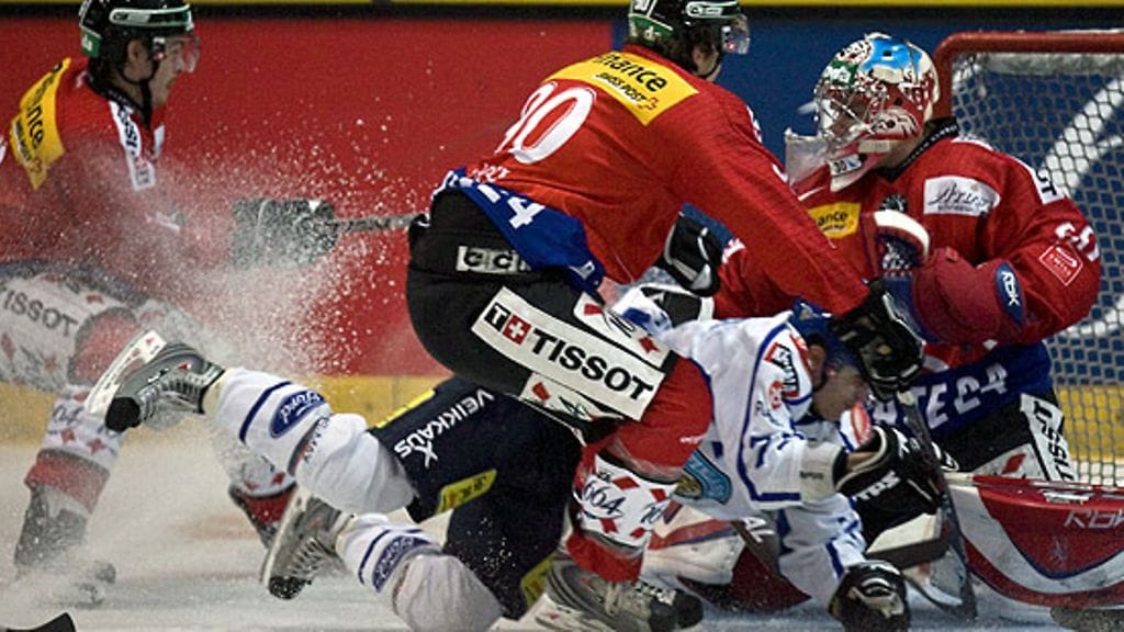 Antti Erkinjuntti jään pinnassa. Kuva. Ennio Leanza/EPA.