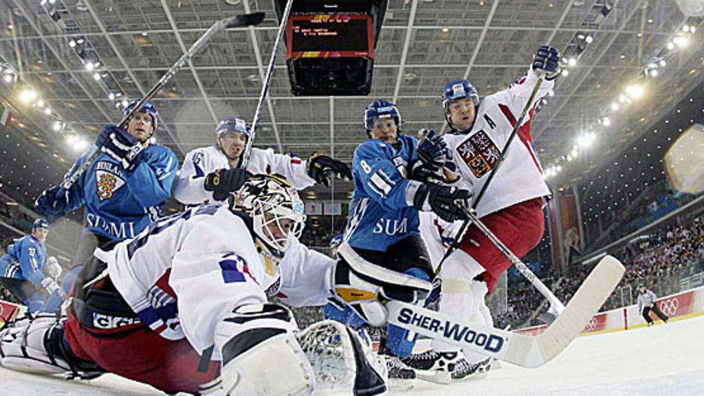 Saku Koivu ja Teemu Selänne Tshekin maalilla Torinossa 2006. Kuva: EPA.