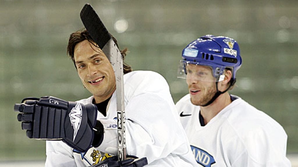 Teemu Selänne ja Saku Koivu Torinossa 2006. Kuva: Kalle Parkkinen/LEHTIKUVA.