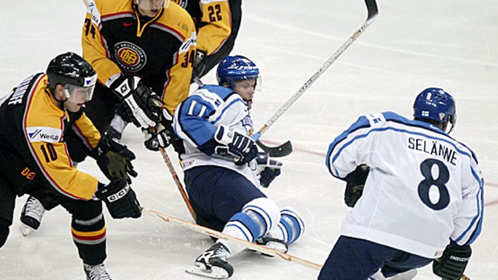 Saksalaiset ihmettelevät tehokaksikkoa 2003. Kuva: Markku Ulander/LEHTIKUVA.