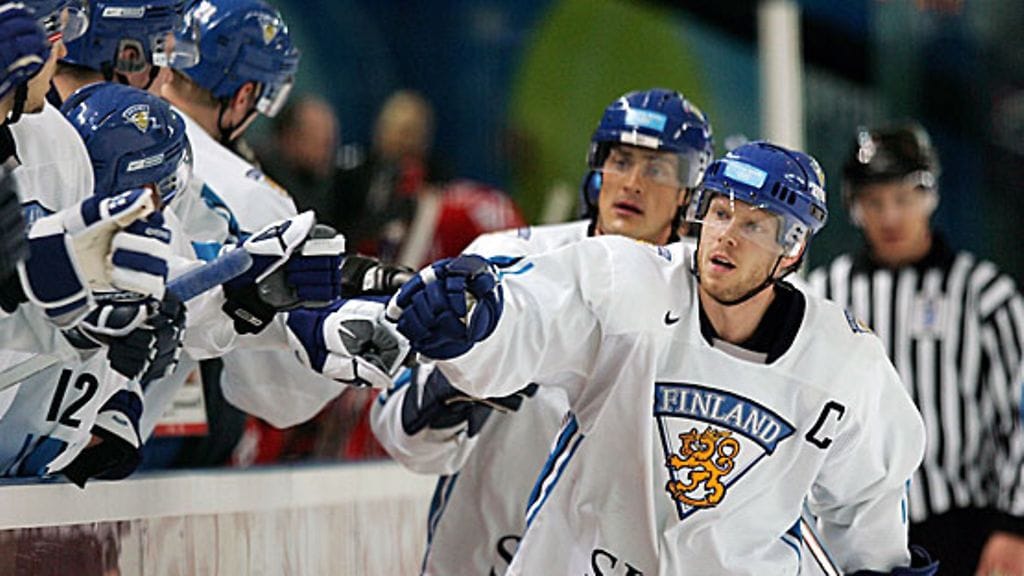 Saku Koivu ja Teemu Selänne Torinon Kanada-pelissä. Kuva: Elsa/GETTY.