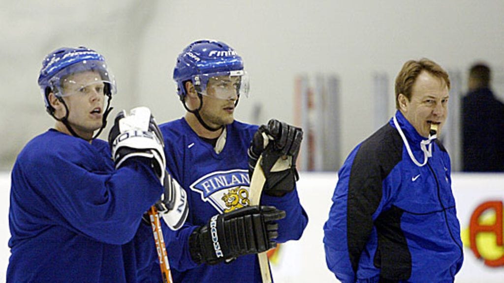 Saku ja Teemu Hannu Aravirran ohjeistuksessa Helsingin MM-kisoissa 2003. Kuva: Jussi Nukari/LEHTIKUVA.