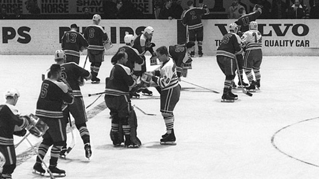 Suomi ja Tshekkoslovakia kättelevät Tampereen MM-kisoissa 1965. Kuva: Lehtikuva.