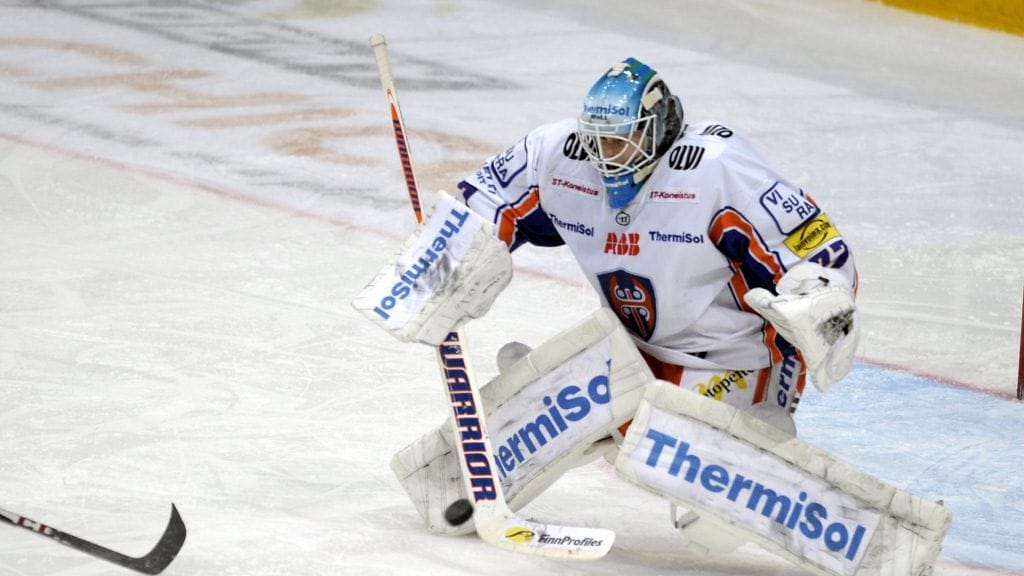 Juha Metsola torjuu työkseen Tapparan maalilla.