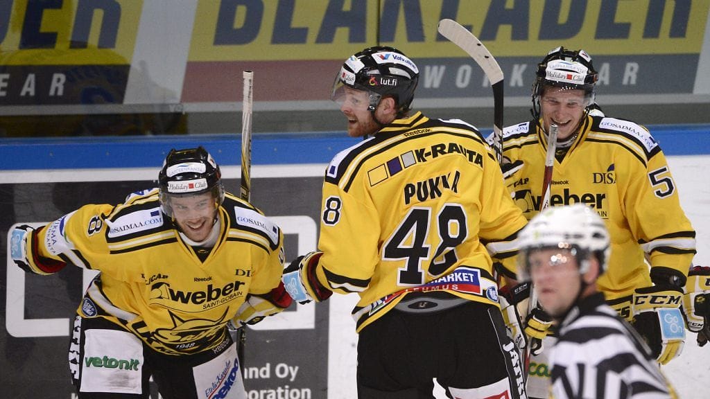SaiPan Ville Koho (vas.) oli ottelun ratkaisija.