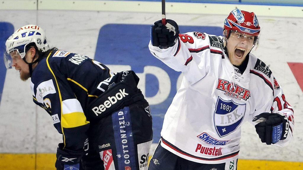HIFK:n Robert Nyholm juhlii 0-2 voittomaaliaan Blues-pakki Jere Karalahden luistellessa pois