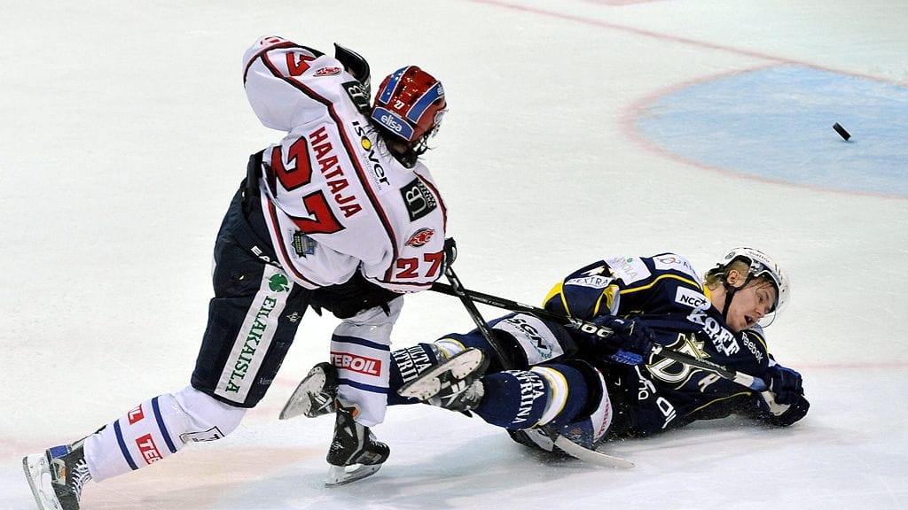 HIFK:n Juha-Pekka Haataja laukoo 1-5 maalin tyhjiin Jani Lajusen ohi.