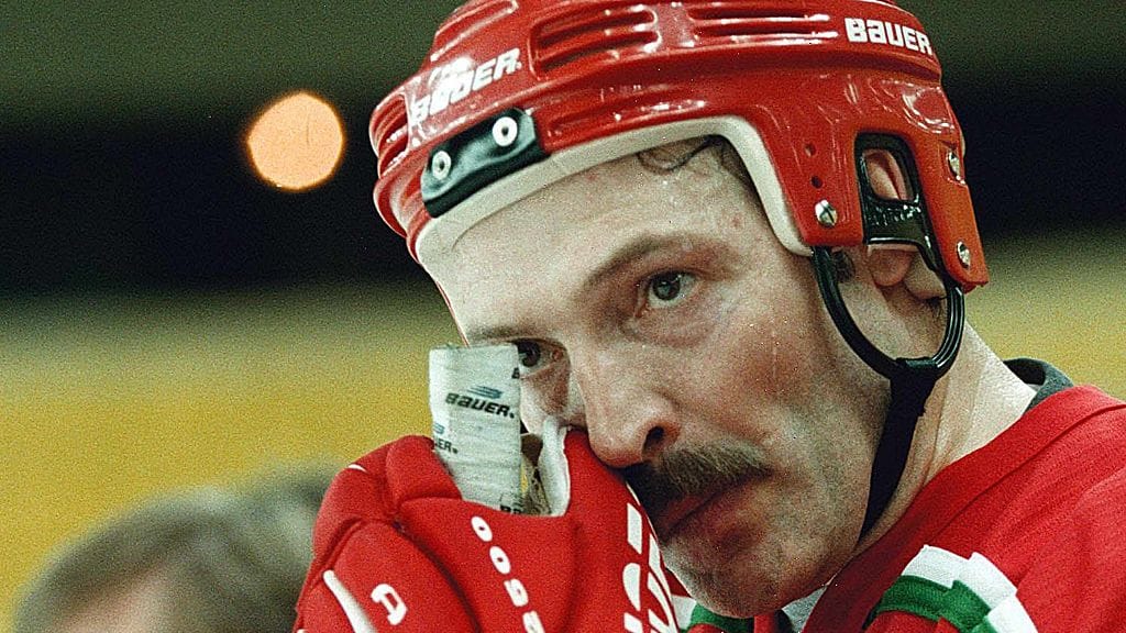 Valko-Venäjän itsevaltias Aleksandr Lukashenko on innokas kiekkomies. Kuva vuodelta 1998.