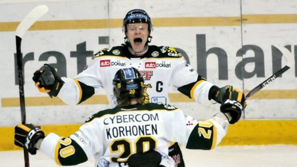 Pasi Määttänen ja Ville Korhonen juhlivat voittomaalia Jokereita vastaan 24.11.2011