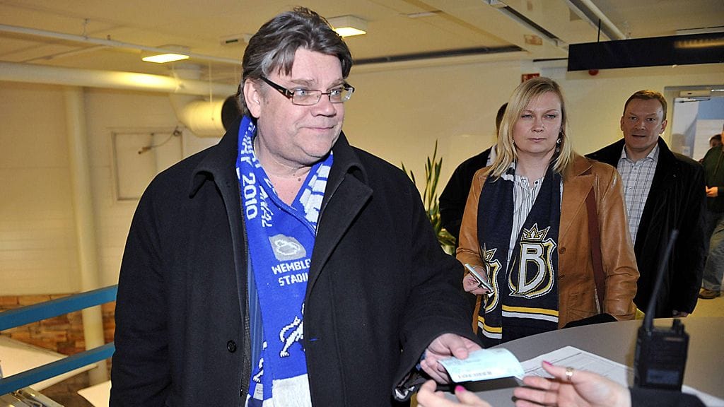 Perussuomalaisten puheenjohtaja Timo Soini saapui katsomaan vaimonsa Tiinan kanssa illan jääkiekon SM-liigan finaaliottelua
