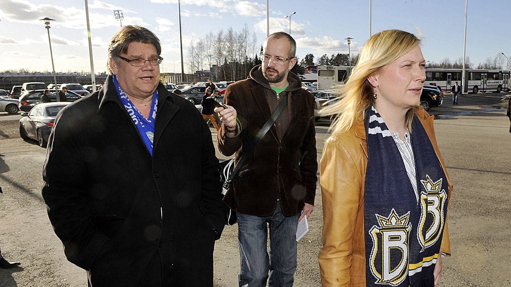 Perussuomalaisten puheenjohtaja Timo Soini saapui katsomaan vaimonsa Tiinan kanssa illan jääkiekon SM-liigan finaaliottelua