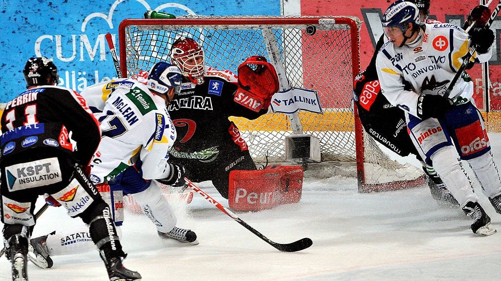 Lukon Kurtis McLean tekee voittomaalin jääkiekon SM-liigan pronssiottelussa JYPiä vastaan.