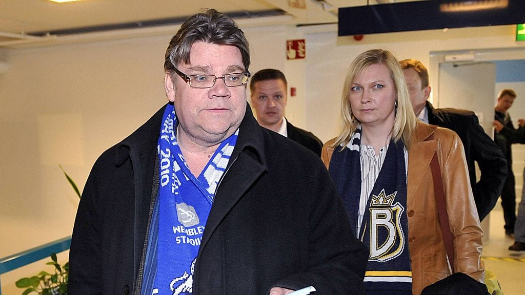 Perussuomalaisten puheenjohtaja Timo Soini saapui katsomaan vaimonsa Tiinan kanssa illan jääkiekon SM-liigan finaaliottelua