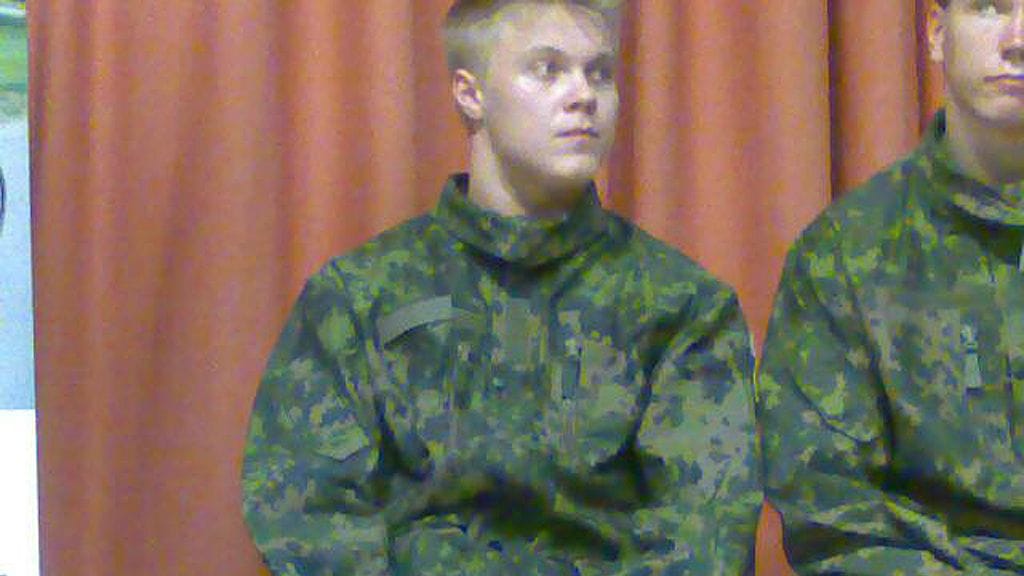 Mikael Granlund armeijan maastoasussa.