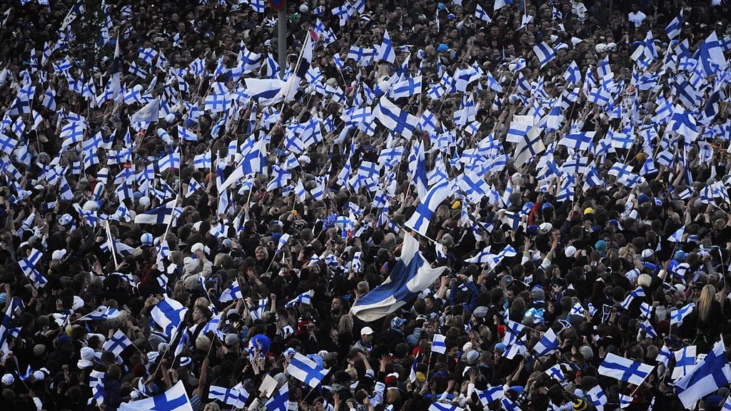 Siniristilippujen meri MM-kultajuhlissa.