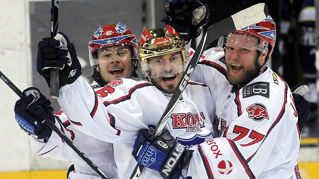 Ville Peltonen ja Martti Järventie juhlivat Peltosen hattutemppua