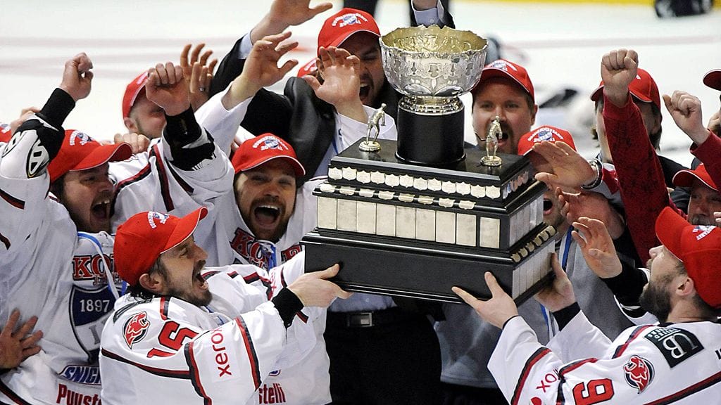 Ville Peltonen ja Kimmo Kuhta nostavat Kanada-maljan ilmaan