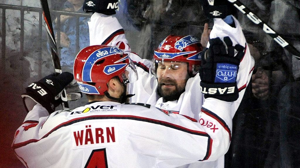 HIFK:n Kimmo Kuhta (oik) ja Max Wärn juhlivat Kuhdan tekemää 0-3 maalia