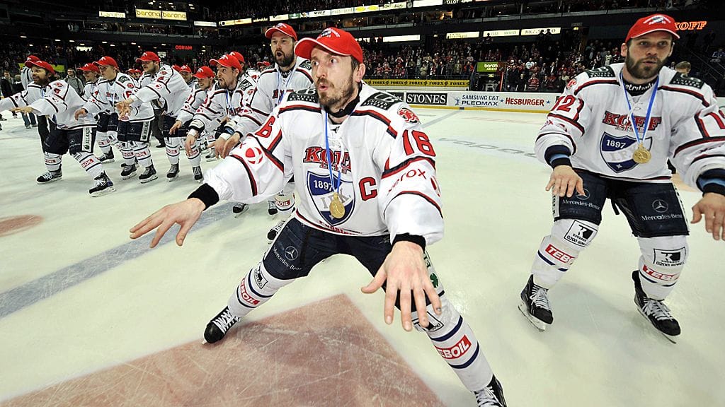 Ville Peltonen huudattaa espoolaisyleisön joukkoineen