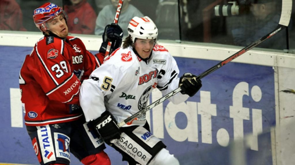 Aki-Petteri Berg (oik.) vain hymyilee HIFK:n Arttu Luttisen ahdistamana jääkiekon SM-liigan ottelussa marraskuussa 2008. Kuva: Lehtikuva, 2008.