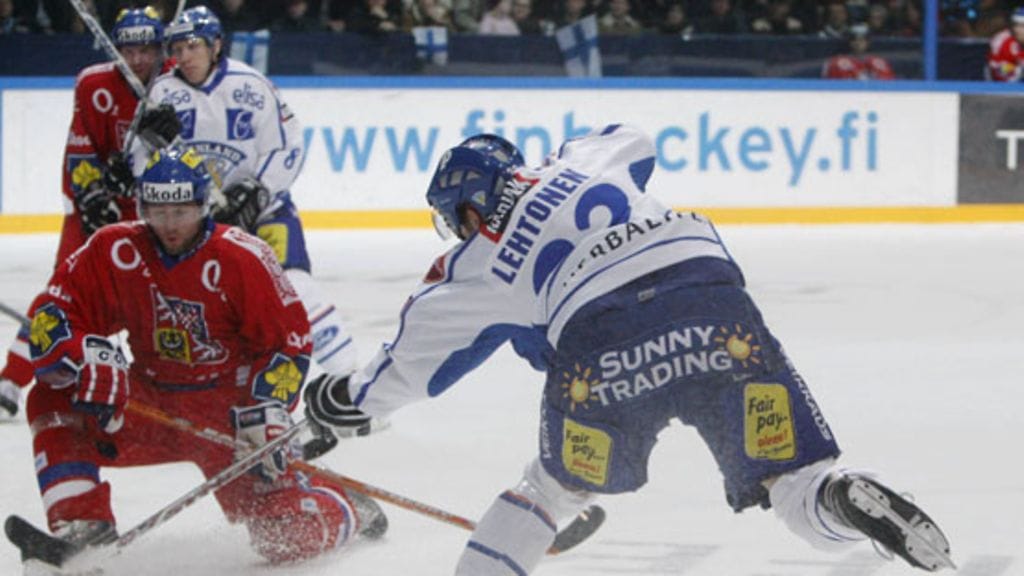 Mikko Lehtonen maalaa Suomi Tsekki ottelussa.