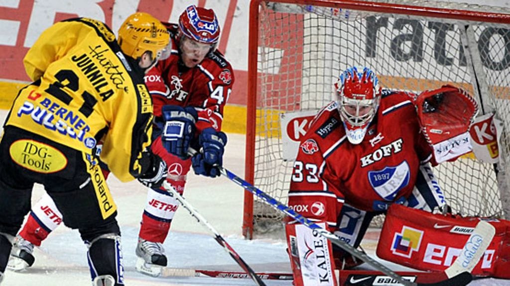 KalPan Jyri Junnila ampuu kohti HIFK:n maalia, kuva: Jussi Nukari / Lehtikuva