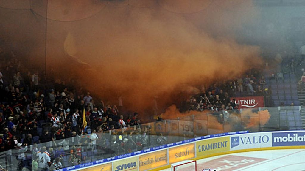 Jokerien fanikatsomossa savupommi SM-liigan ottelussa, kuva: Lehtikuva