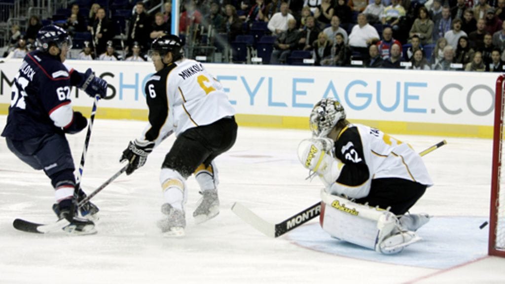 Tyson Murlock (vas.) tekee maalin Ilkka Mikkolan estelyistä huolimatta CHL:n otttelussa Eisbären Berlin-Kärpät.Kuva: Lehtikuva, 2008.