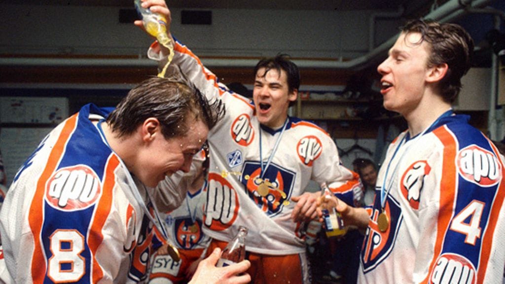 1988 SM-liigan mestari Tappara. Kuvassa Janne Ojanen, Teppo Numminen ja Jukka Marttila. (Kuva: Lehtikuva / Ilkka Ranta)