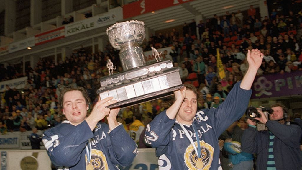 1990 SM-liigan mestari TPS. Kuvassa Jouko Narvanmaa ja Hannu Virta. (Kuva: Lehtikuva / Heikki Saukkomaa)