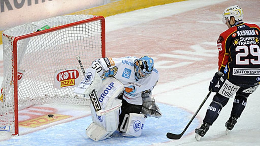 Kalle Kerman ohittaa Tommi Nikkilän, kuva: Lehtikuva/Antti Aimo-Koivisto