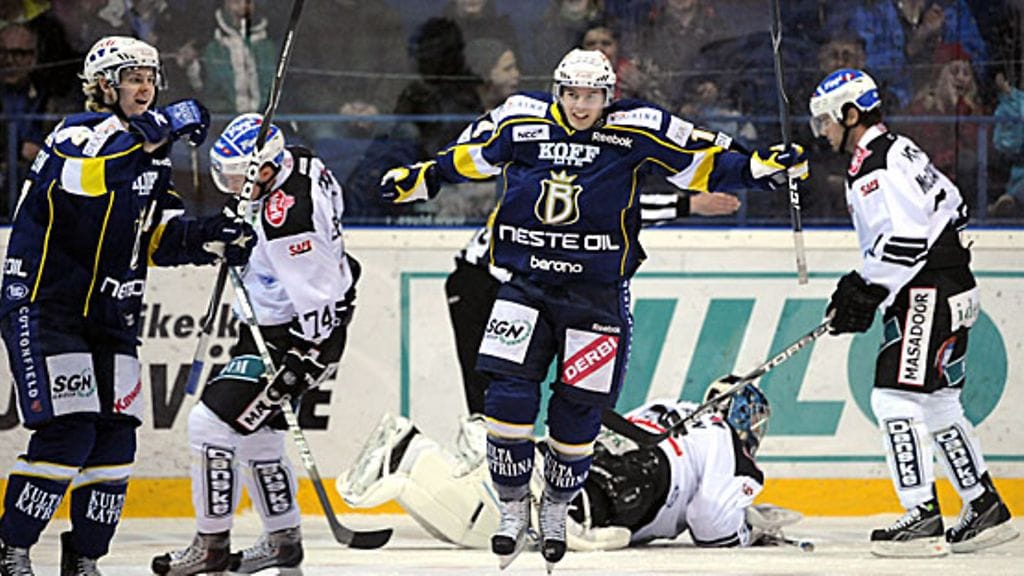 Bluesin Ville Lajunen ja Petri Lammassaari juhlivat 2-0-osumaa. Kuva: Heikki Saukkomaa/LEHTIKUVA.
