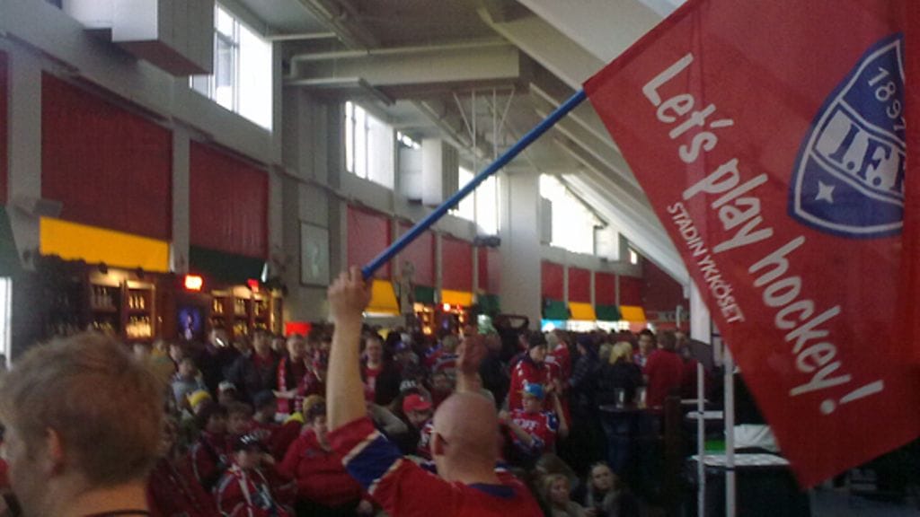 HIFK-faneja Hesingin jäähallissa neljännen SM-liigafinaalin aikana.
