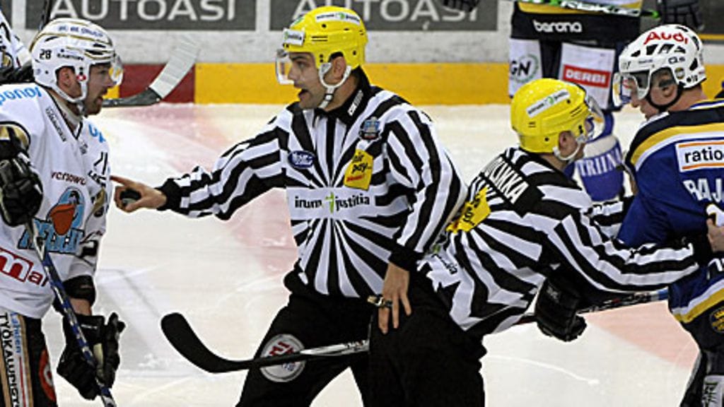 Pelicansin Kari Sihvonen ja Bluesin Erkki Rajamäki. Kuva: Kimmo Mäntylä/LEHTIKUVA.