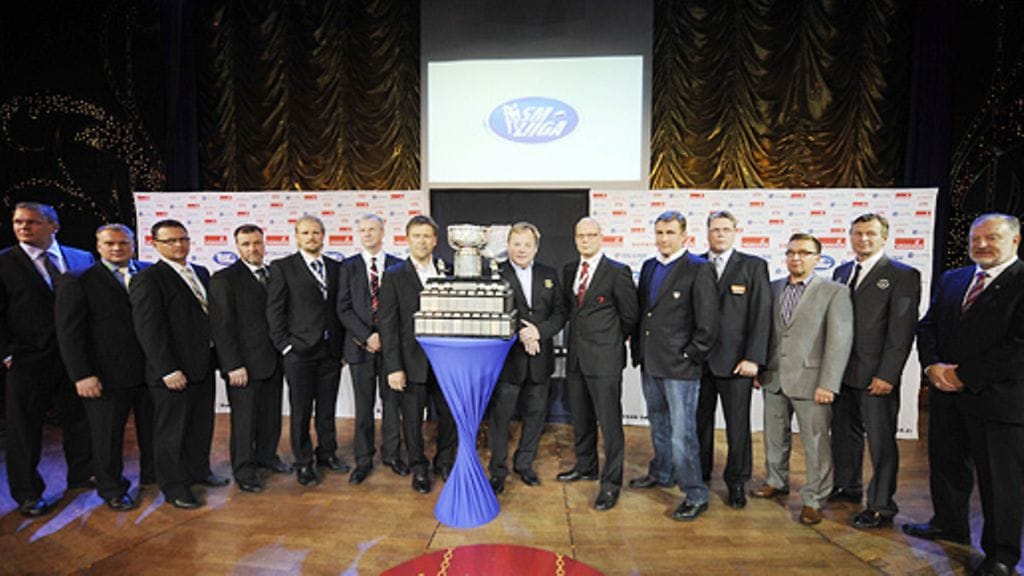 SM-liigan valmentajat ja Kanada-malja liigaristeilyllä 8.9.2010 (Kuva: Antti Aimo-Koivisto / Lehtikuva)