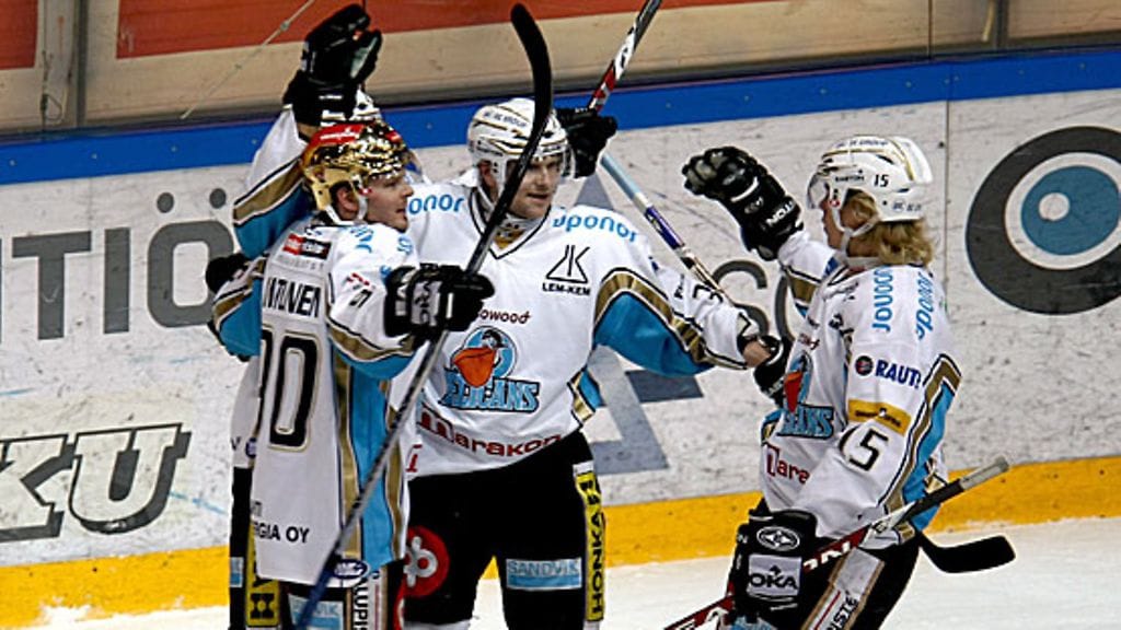 Pelicans ja kotihalli ovat valmiina illan otteluun. Kuva: Veli-Matti Parkkinen/Lehtikuva