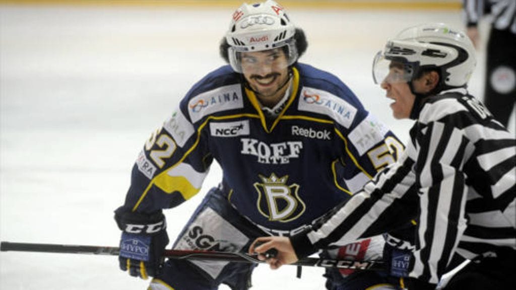 Bluesin Camilo Miettinen nauttii pelaamisesta, minkä voi huomata miehen kasvoilta. Lehtikuva.